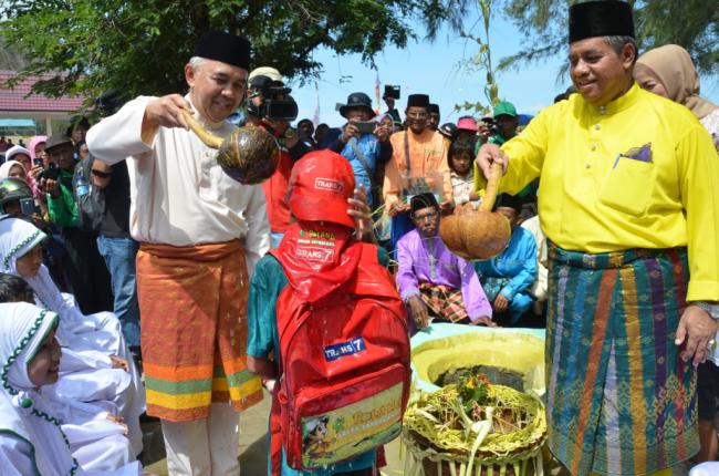 Dihadiri Plt Gubernur Riau, Ritual Mandi Safar Di Pantai Tanjung Lapin Meriah